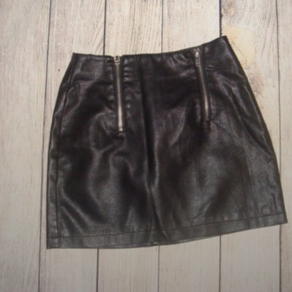 Forever 21 Black Zippered Faux Leather Mini Skirt S